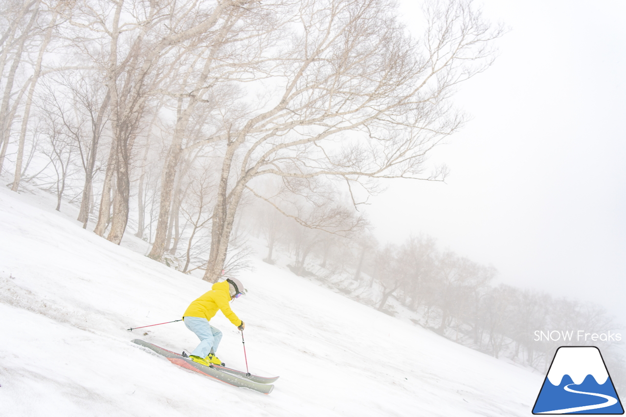 5月になっても雪たっぷり。山頂から山麓まで滑走可能なニセコアンヌプリ国際スキー場のゲレンデを、秋山穂香さんとひと滑り(^^)/